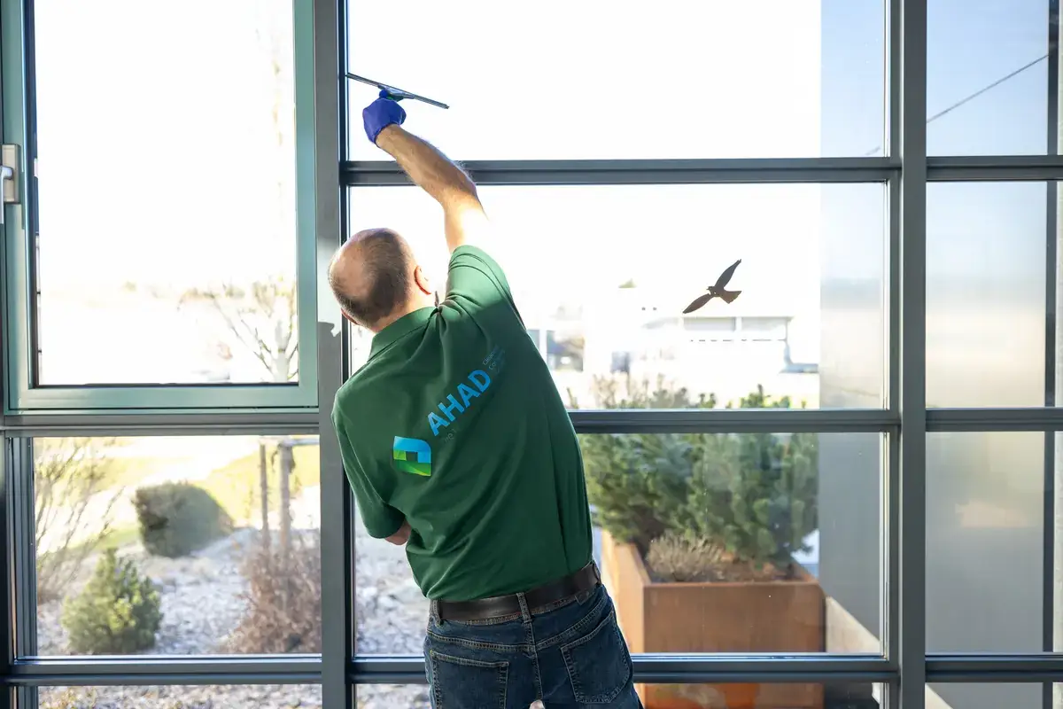 Glas- & Fassadenreinigung — Ausführung durch AHAD Cleaning